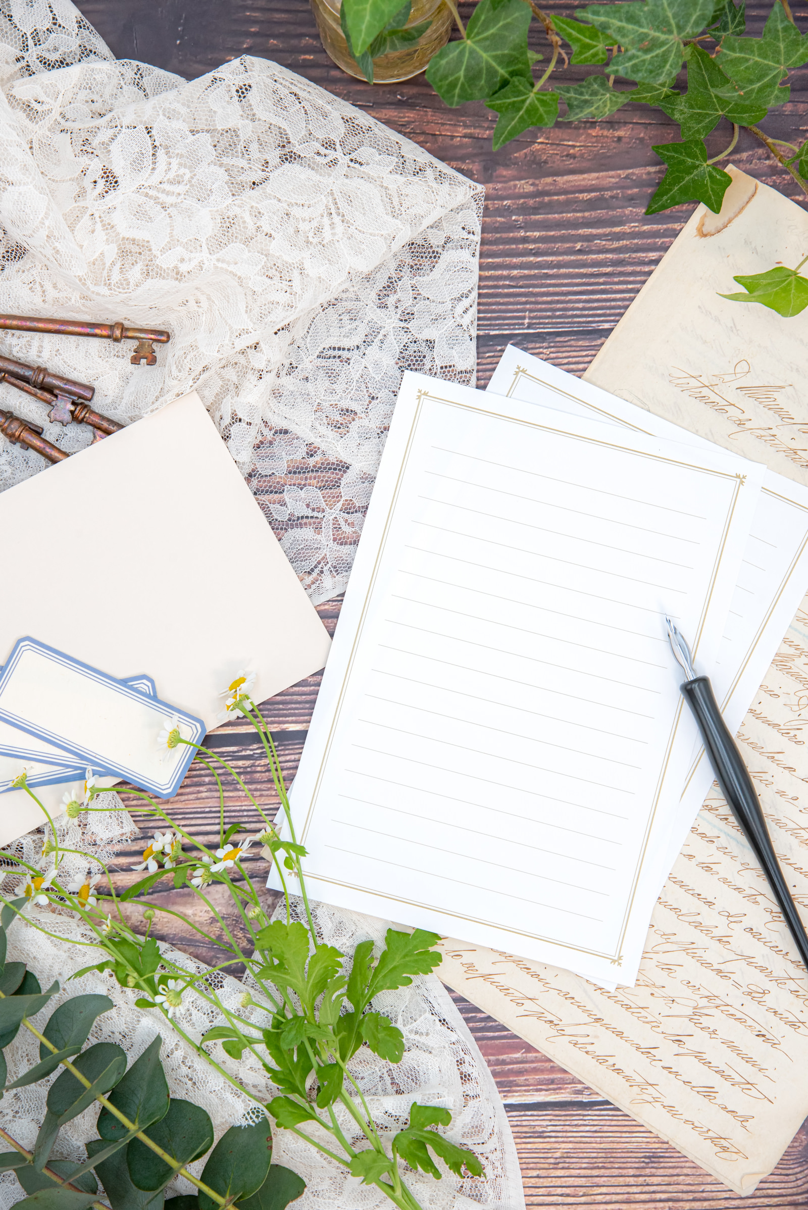 便箋とペンが置かれたデスク