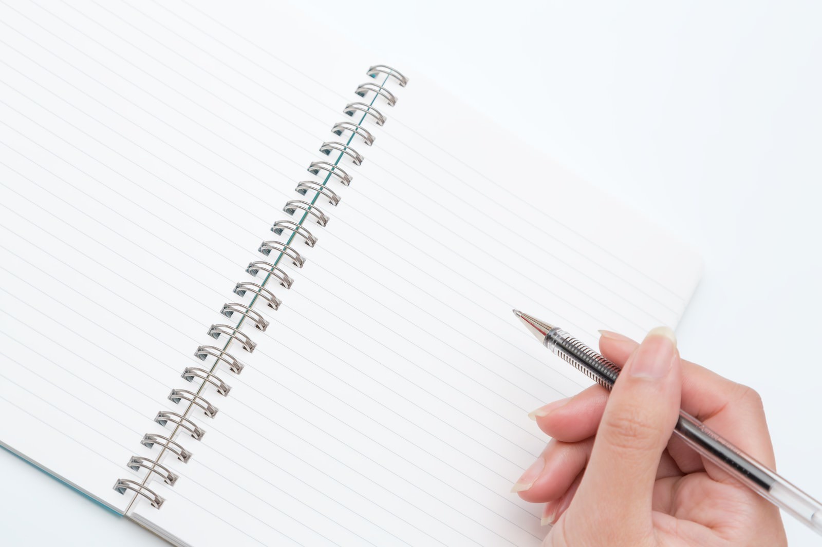 ペンで丁寧に書いている手のアップ